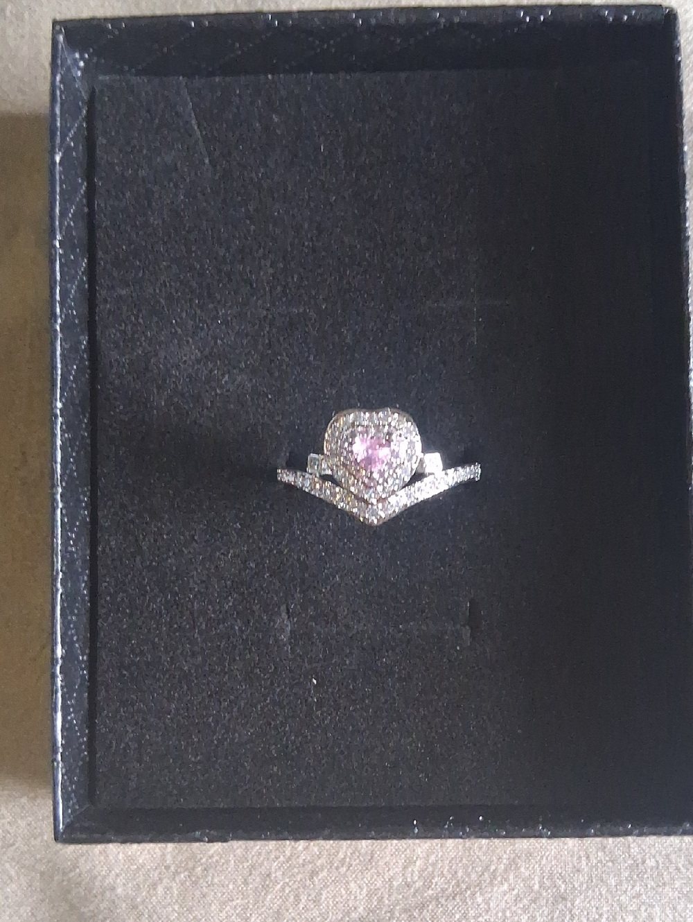 THIS IS 1KT MOISENITE AND STAINLESS STEEL. WONT TARNISH. WATERPROOF.